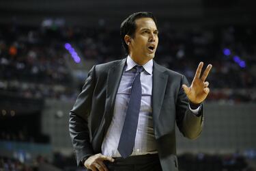 MEX58. CIUDAD DE MÉXICO (MÉXICO), 09/12/2017.- El técnico de los Heat de Miami, Erik Spoelstra, da instrucciones a sus jugadores hoy, sábado 9 de diciembre de 2017, durante un partido de baloncesto de la NBA, entre los Nets de Brooklin y los Heats de Miam