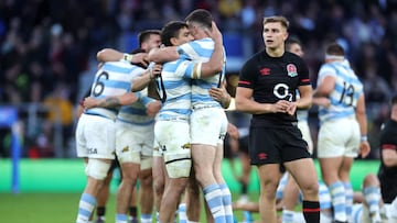 LONDON, ENGLAND - NOVEMBER 06: Players of Argentina celebrate their side's win after the final whistle of the Autumn International match between England and Argentina  at Twickenham Stadium on November 06, 2022 in London, England. (Photo by David Rogers/Getty Images)