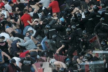 Batalla campal entre la policía y los ultras en un partido de la liga serbia entre el Estrella Roja de Belgrado y el Partizan.