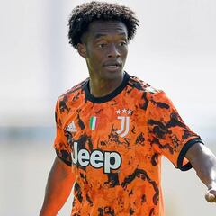 Cuadrado juega como volante en amistoso de Juventus