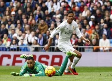 Error clamoroso de Varane en la entrega a Keylor Navas que aprovecha Eraso para conseguir el tanto del empate.