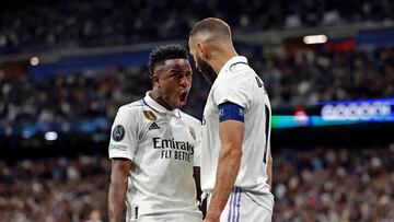 1-0. Vinicius celebra con Karim Benzema el primer tanto que anota el delantero frances del conjunto blanco.