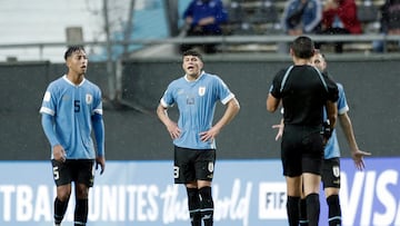 AMDEP2042. LA PLATA (ARGENTINA), 25/05/2023.- Jugadores de Uruguay hablan con el árbitro mexicano Marco Ortíz Navia hoy, en un partido del grupo E de la Copa Mundial de Fútbol sub-20 entre Uruguay e Inglaterra en el estadio Diego Armando Maradona en La Plata (Argentina). EFE/ Demian Alday Estevez
