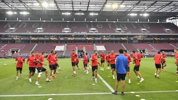 Los jugadores del Sevilla se entrenan en el campo en el que hoy se enfrentarán al Manchester United.