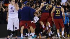 Los jugadores lo celebran con Khimki.