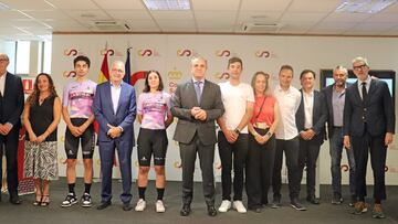 Foto de familia tras la firma del acuerdo entre el CSD y la RFEC para potenciar el ciclismo en pista.