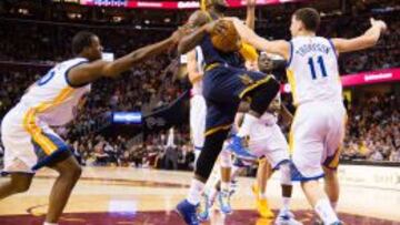 Klay Thompson trata de frenar a LeBron durante el Cavs-Warriors de la liga regular.