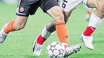 <b>OBJETIVO. </b>Elano es el objetivo. Abajo, el jugador, con la rojiblanca.