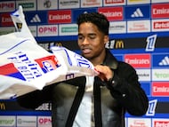 Olympique Lyonnais� Brazilian forward #09 Endrick holds his jersey as he takes part in his official presentation press conference at the OL training centre in Decines-Charpieu, in the suburbs of Lyon, central-eastern France, on January 5, 2026. (Photo by OLIVIER CHASSIGNOLE / AFP)