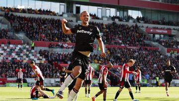 Soccer Football - Premier League - Brentford v West Ham United - GTech Community Stadium, London, Britain - September 28, 2024 West Ham United's Tomas Soucek celebrates scoring their first goal REUTERS/Isabel Infantes EDITORIAL USE ONLY. NO USE WITH UNAUTHORIZED AUDIO, VIDEO, DATA, FIXTURE LISTS, CLUB/LEAGUE LOGOS OR 'LIVE' SERVICES. ONLINE IN-MATCH USE LIMITED TO 120 IMAGES, NO VIDEO EMULATION. NO USE IN BETTING, GAMES OR SINGLE CLUB/LEAGUE/PLAYER PUBLICATIONS. PLEASE CONTACT YOUR ACCOUNT REPRESENTATIVE FOR FURTHER DETAILS.. TPX IMAGES OF THE DAY