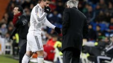 James Rodríguez sale de la cancha por lesión.