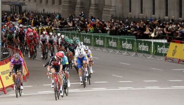 Roglic se corona campeón con Carapaz y Hugh Carthy en el podio