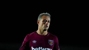 El delantero mexicano fue afectado por un virus y no ha entrenado al parejo del equipo inglés por enfermedad.
