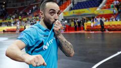 GRAF8735. ZARAGOZA, 20/04/2018.- El jugador del Inter Ricardinho celebra con la afici&oacute;n la victoria por 2-1 ante el FC Barcelona Lassa, tras el segundo partido de la final four de la Liga de Campeones de f&uacute;tbol sala que Inter Movistar y FC B