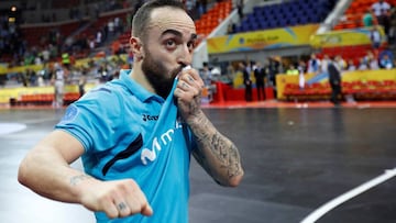 GRAF8735. ZARAGOZA, 20/04/2018.- El jugador del Inter Ricardinho celebra con la afición la victoria por 2-1 ante el FC Barcelona Lassa, tras el segundo partido de la final four de la Liga de Campeones de fútbol sala que Inter Movistar y FC B