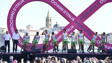 El equipo Bardiani, con Stefano Pirazzi y Niccola Ruffoni, en la presentaci&oacute;n del Giro 100 en Cerde&ntilde;a.