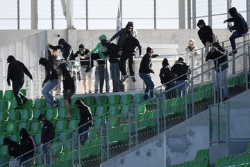 Partido a puerta cerrada como castigo a los altercados en el partido anterior del Saint Etienne. A pesar del castigo los ultras se colaron el estadio.