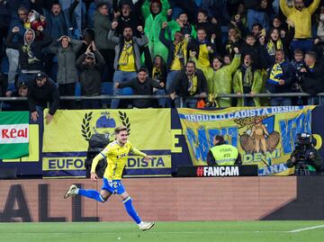 Robert Navarro mantiene con vida las esperanzas de permanencia del Cádiz. El centrocampista se ha erigido como un futbolista diferencial en la Tacita de Plata. Ante el Granada, marcó el único tanto del partido, en un envío de Alcaraz que el 27 amarillo controló de manera excelsa, antes de golpear con fuerza al fondo de la portería. Su primer gol en Liga.