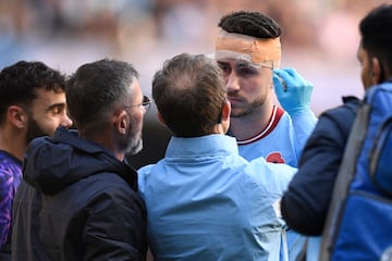 El central español del Manchester City se ha golpeado la cabeza con el codo del jugador del Brentford FC Ethan Rupert Pinnock. Al de Agen ha sido atendido sobre el terreno de juego durante cuatro minutos ya que la hemorragia no cesaba. Le han tenido que vendar la cabeza. 