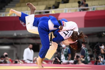 Madeleine Malonga y Bernadette Graf compete durante la ronda eliminatoria en judo -78 kg i
