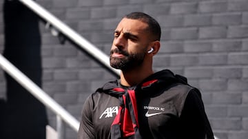 Soccer Football - Premier League - Ipswich Town v Liverpool - Portman Road, Ipswich, Britain - August 17, 2024 Liverpool's Mohamed Salah arrives at the stadium before the match REUTERS/David Klein EDITORIAL USE ONLY. NO USE WITH UNAUTHORIZED AUDIO, VIDEO, DATA, FIXTURE LISTS, CLUB/LEAGUE LOGOS OR 'LIVE' SERVICES. ONLINE IN-MATCH USE LIMITED TO 120 IMAGES, NO VIDEO EMULATION. NO USE IN BETTING, GAMES OR SINGLE CLUB/LEAGUE/PLAYER PUBLICATIONS. PLEASE CONTACT YOUR ACCOUNT REPRESENTATIVE FOR FURTHER DETAILS..