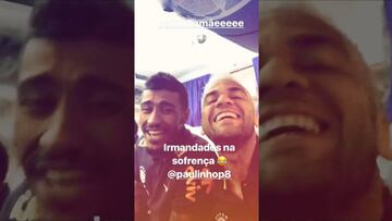 Mira el karaoke de Dani Alves y Paulinho previo al partido con la Roja