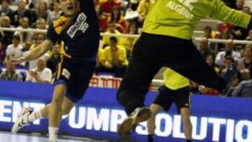 <b>SUPERIORES. </b>Víctor Tomás logra un gol de contragolpe ante el portero argelino.