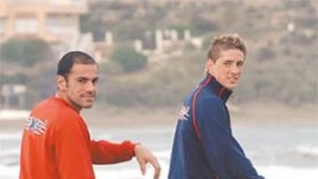 <b>EN LA PLAYA. </b>Torres y Salva hicieron ejercicios de rehabilitación en la arena de la playa.