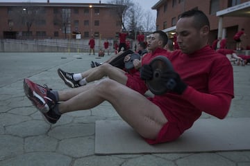 No ha salido el sol todavía y los Caballeros Legionarios Paracaidistas (CLP)  ya llevan desde las 7 a.m. haciendo ejercicios de fuerza para preparar la carrera. Su gimnasio es la calle, en este caso su cuartel.