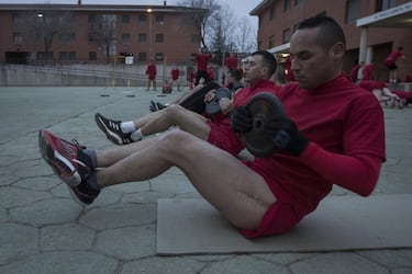 No ha salido el sol todavía y los Caballeros Legionarios Paracaidistas (CLP)  ya llevan desde las 7 a.m. haciendo ejercicios de fuerza para preparar la carrera. Su gimnasio es la calle, en este caso su cuartel.