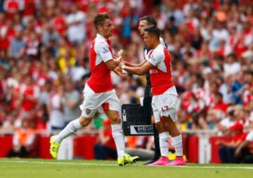 El momento en que Alexis Sánchez reemplaza a Mathieu Debuchy durante la derrota de Arsenal ante West Ham.