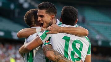 Sevilla, 03/08/2024.- Aitor Ruibal (i), del Real Betis, celebra el primer gol ante Al-Ittihad Club, durante el partido amistoso disputado este sábado en el estadio Benito Villamarín de Sevilla. EFE/José Manuel Vidal