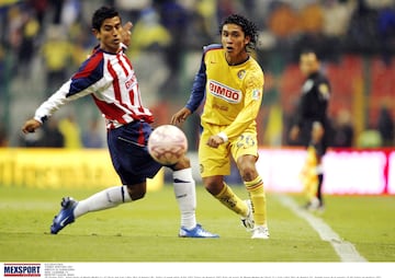 Action photo of Alberto Medina (L) of Chivas and Juan Carlos Silva of America (R), during 14 week game of the 2007 Torneo de Apertura 2007./Foto de accion de Alberto Medina de Chivas (I) y Juan Carlos Silva de America (D), durante juego de la semana 14 del Torneo de Apertura 2007.