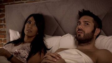 Dani Mart¨ªnez e Irene Junquera, en la cama para el spot de LaLiga