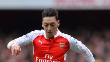 &Ouml;zil controla el esf&eacute;rico con el Arsenal. 