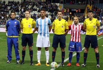 El árbitro De Burgos Bengoetxea acompañado por sus asistentes García Fernández y De Francisco Grijalba, el cuarto árbitro Velasco Arbaiza y los capitanes Weligton y Lora.