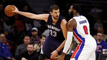 AUBURN HILLS, MI - DECEMBER 21: Marc Gasol #33 of the Memphis Grizzlies looks to make a move against Andre Drummond #0 of the Detroit Pistons during the second half at the Palace of Auburn Hills on December 21, 2016 in Auburn Hills, Michigan. Memphis won the game 98.86. NOTE TO USER: User expressly acknowledges and agrees that, by downloading and or using this photograph, User is consenting to the terms and conditions of the Getty Images License Agreement.   Gregory Shamus/Getty Images/AFP
 == FOR NEWSPAPERS, INTERNET, TELCOS &amp; TELEVISION USE ONLY ==