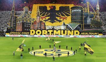 Tifo de los aficionados del Borussia de Dortmund antes del inicio de un partido frente al Eintracht Fr¨¢ncfort.