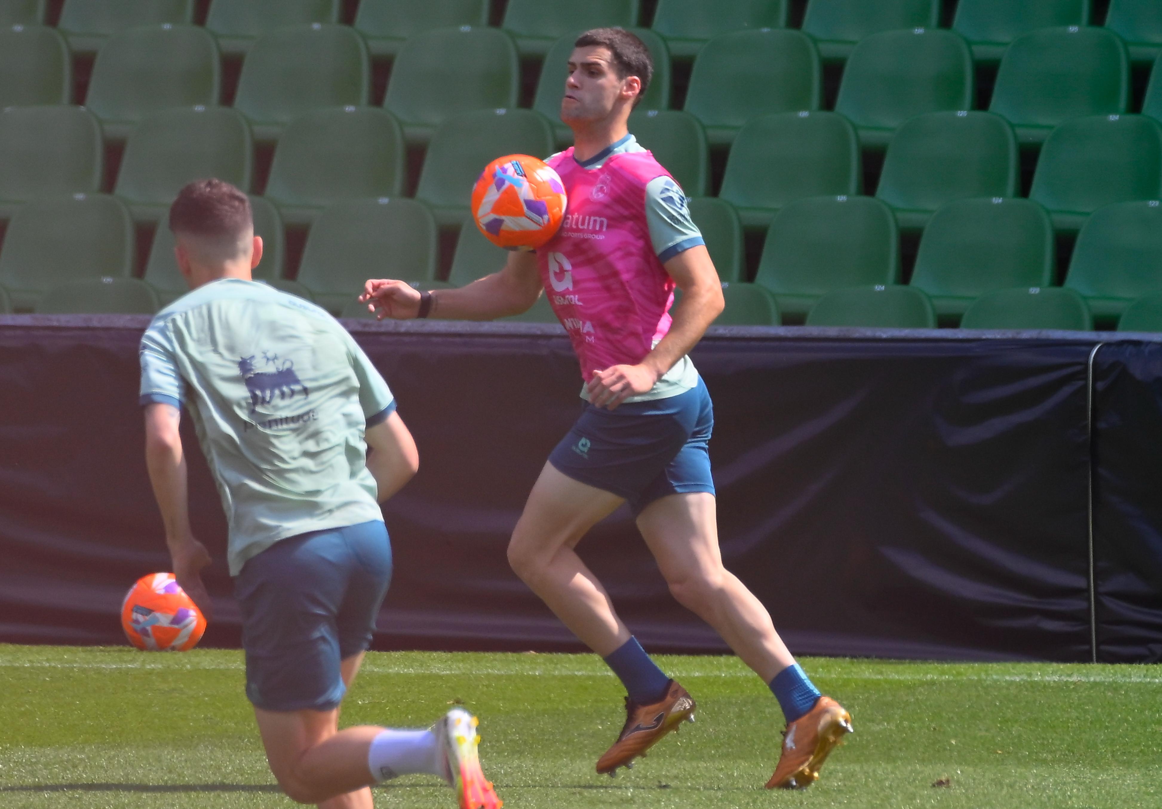 Mantilla es un fijo para José Alberto, pero podría pasar de jugar de central a de lateral derecho.