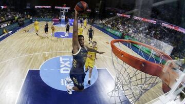 Jordan Mickey se prepara para machacar el aro tras saltar desde la l&iacute;nea de tiros libres.