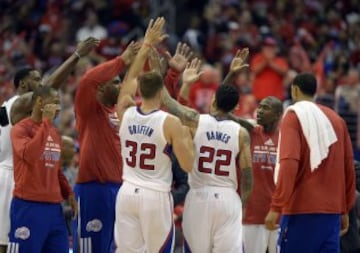 Los jugadores de los Clippers se animan entre ellos.
