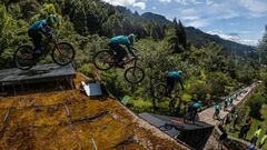 El piloto franc&eacute;s de MTB Adrien Loron durante su descenso en el Red Bull Monserrate Cerro Abajo 2021 celebrado en Bogot&aacute;, Colombia, el 6 de febrero del 2021.