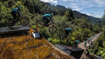 El piloto franc&eacute;s de MTB Adrien Loron durante su descenso en el Red Bull Monserrate Cerro Abajo 2021 celebrado en Bogot&aacute;, Colombia, el 6 de febrero del 2021.