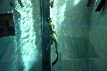 La piscina italiana Y-40 es R¨¦cord Guinness por sus 42 metros de profundidad. La piscina est¨¢ construida sobre las fuentes termales en Montegrotto Terme. Es ideal para practicar el buceo libre. En la imagen Umberto Pelizzari.
