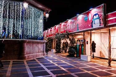 Este mercado se encuentra situado en la plaza de Pombo y en él encontrarás puestos con artículos de artesanía, ropa, artículos navideños y juguetes fabricados en Cantabria. Abierto del 5 de diciembre al 6 de enero de 2026. Horarios: de 10:30 a 14:30 / 17:00 a 21:30. 