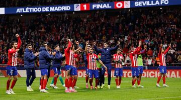 El conjunto rojiblanco celebra la clasificación a semifinales de la Copa del Rey tras finalizar el encuentro.