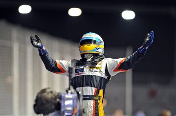 Una de las carreras m芍s pol谷micas de la historia de la F1. Nelsinho Piquet, compa?ero de Alonso en aquel Renault, denunci車 meses despu谷s que hab赤a impactado voluntariamente con el muro para forzar la salida del &safety car* y allanar el camino al asturiano, que contaba con la estrategia perfecta en esas circunstancias. Eso le cost車 el puesto a Briatore, aunque Fernando se qued車 con un gran triunfo al volante de un Renault que no estaba para luchar por el Mundial. Completaron el podio Rosberg (Williams) y Hamilton (McLaren), el gran beneficiado en la lucha por el t赤tulo.