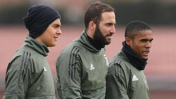 Higuain, Dybala y Douglas Costa, durante un entrenamiento de la Juventus.