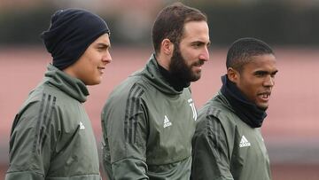 Higuain, Dybala y Douglas Costa, durante un entrenamiento de la Juventus. 