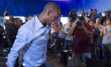 Eric Abidal anunció en una sala de prensa repleta y entre lágrimas que se va del Barcelona. Lo hizo en un acto en el que estuvo acompañado por toda la plantilla del Barcelona y en la que estuvo acompañado por Sandro Rosell y Andoni Zubizarreta.